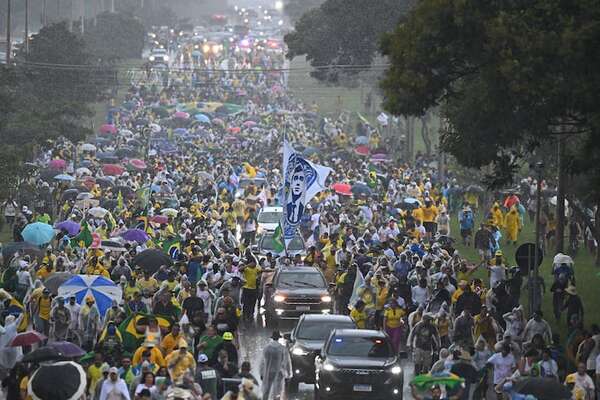 Miles de seguidores de Jair Bolsonaro marchan en Brasilia por su libertad - Mundo - ABC Color