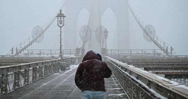 La Nación / Apagones, vuelos cancelados, supermercados vacíos: una gran tormenta invernal azota EE. UU.