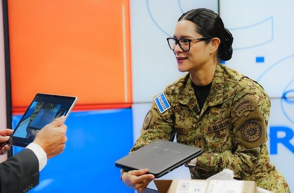 Hasta una laptop; los kits escolares en El Salvador
