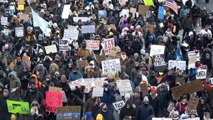 Protestas toman Mineápolis un día después de la muerte de un hombre a manos de federales