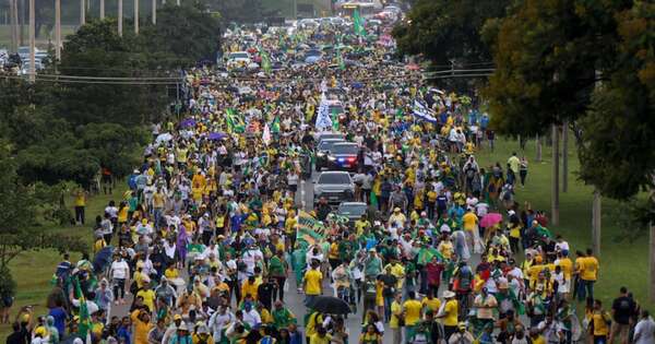 La Nación / Ocho personas en “condiciones inestables” por caída de rayo en protesta bolsonarista en Brasil