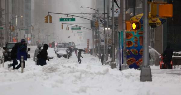 La Nación / Nieve azota a EE. UU.
