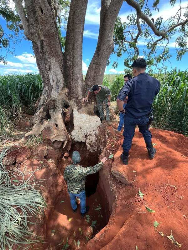 Hallan llamativas fosas en Yrybucuá - Policiales - ABC Color