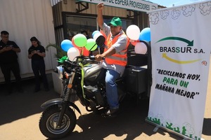 Popular / Brassur entrega motocarro a reciclador