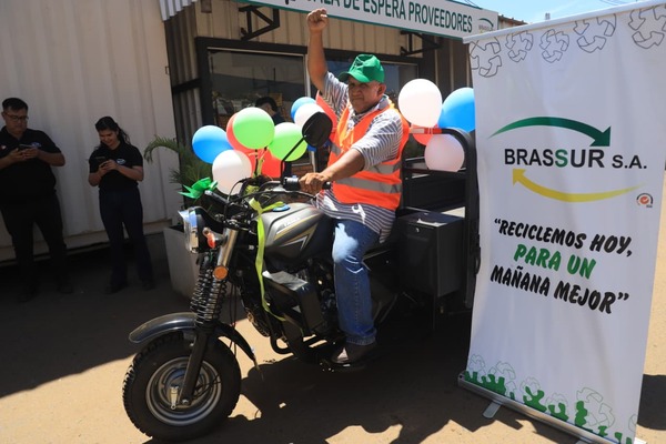 Popular / Brassur entrega motocarro a reciclador