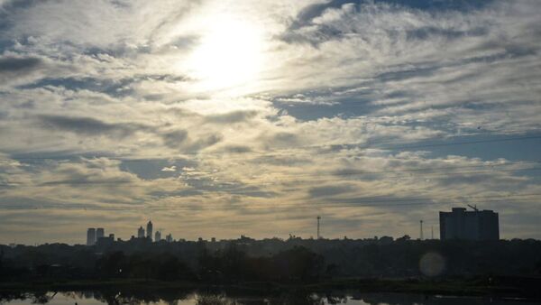 Lunes caluroso, con máximas de 40°C y posibles chaparrones, prevé Meteorología