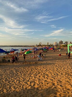 Masiva concurrencia de visitantes en la playa San José durante el fin de semana