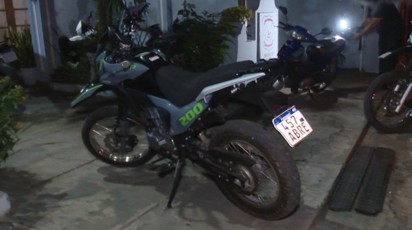 Recuperan moto robada en violento asalto en Luque | Unicanal