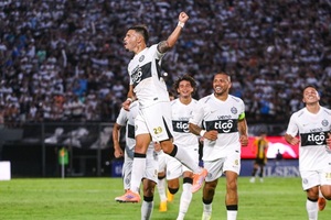 Olimpia se quedó con el clásico más añejo: venció 2-1 a Guaraní - trece