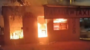 Parada de taxi abandonada arde en llamas y bomberos sospechan de adictos en Villa Elisa