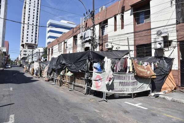 Campesinos llevan más de un año frente al Indert esperando una solución - Economía - ABC Color
