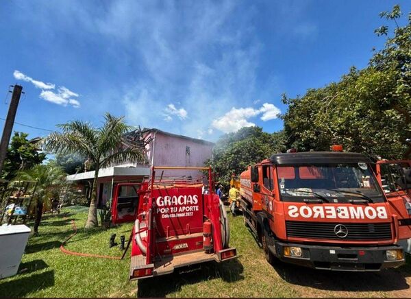INCENDIO AFECTÓ A UNA VIVIENDA EN JOSÉ LEANDRO OVIEDO