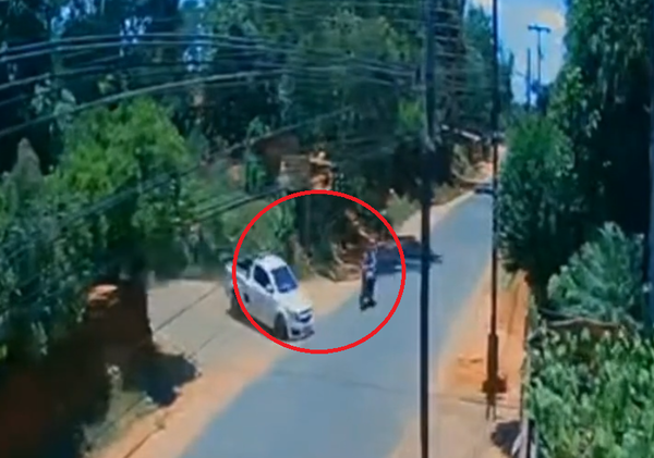 Choque entre moto y auto deja un joven de 20 años fallecido - trece