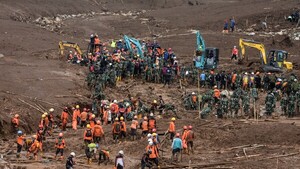 Al menos 17 muertos y más de 70 desparecidos por un deslizamiento de tierra en Indonesia