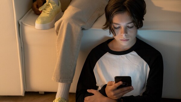 Francia examina prohibir las redes sociales a los menores de 15 años