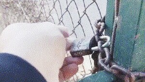 Acusan a una doña ñaña de cerrar canchita con candado