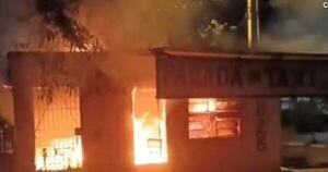 Diario HOY | “Chespis” provocan incendio en parada de taxi abandonada