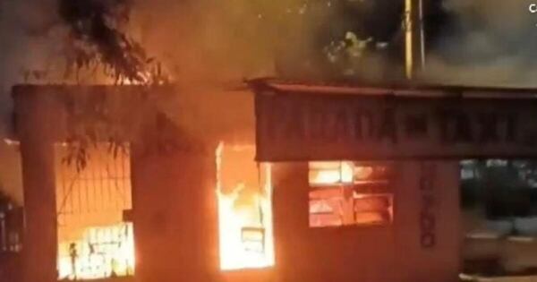 Diario HOY | “Chespis” provocan incendio en parada de taxi abandonada