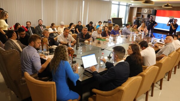 Docentes llegan al Congreso con el objetivo de conformar una mesa técnica sobre la Caja Fiscal