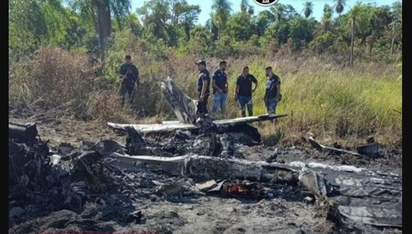 Hallan dólares, relojes de lujo y municiones en avión calcinado
