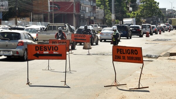 Obras de desagüe en zona del Abasto provocan cierre temporal de avenida y largas filas de vehículos