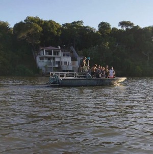 Argentinos que naufragaron en el Paraná fueron rescatados - ADN Digital