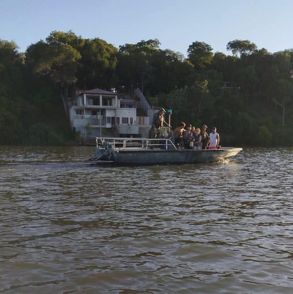 Argentinos que naufragaron en el Paraná fueron rescatados - ADN Digital