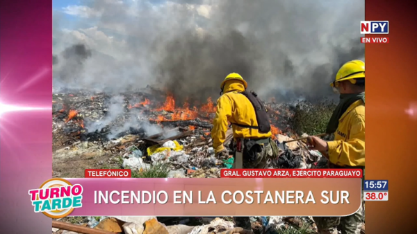 Incendio de gran magnitud afecta basural en la Costanera Sur y amenaza zonas habitadas
