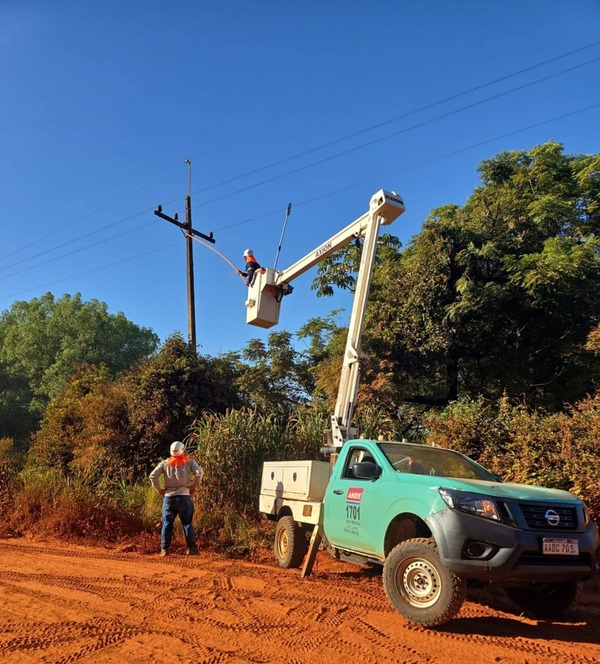 ANDE realiza mantenimiento preventivo de redes eléctricas en Yguazú - ADN Digital
