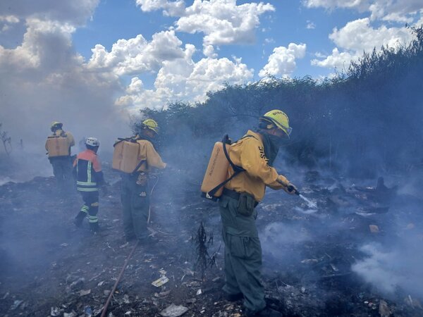 Tras intenso trabajo, bomberos logran controlar incendio en la Costanera Sur | Unicanal