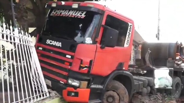 Camión choca contra una vivienda y causa un gran susto en Mariano Roque Alonso