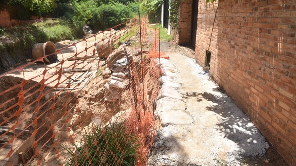 Desagüe de Santo Domingo: Basura acumulada, derrumbes, agua sucia y mosquitos perjudican a vecinos