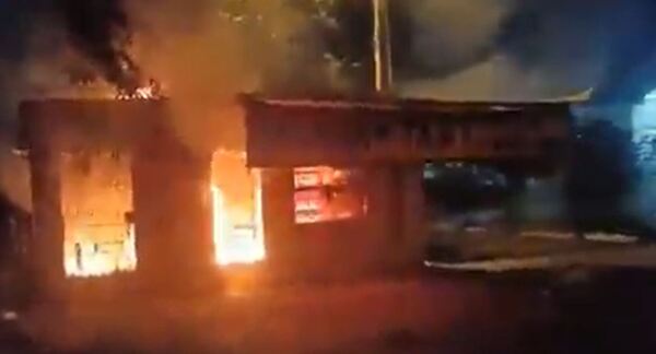 Incendio consumió una parada de taxi en Villa Elisa