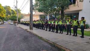 Fuerte custodia policial en protesta contra titular de la Aneaes - Nacionales - ABC Color