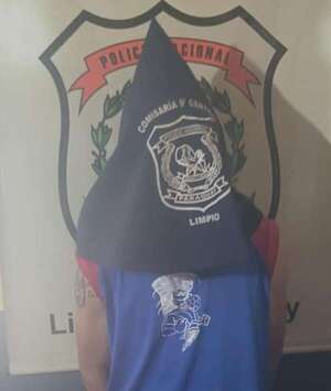 Video: golpeó a sus hijas con un machetillo y fue detenido - Policiales - ABC Color