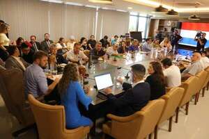 Tras tenso cruce por jubilación vip de legisladores, acuerdan mesa técnica con docentes - Política - ABC Color