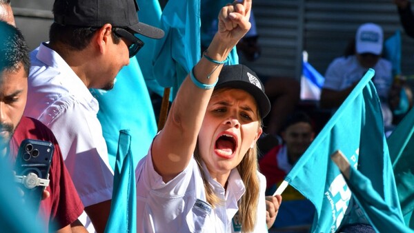 Fan de Bukele lidera el plató de candidatos a gobernar Costa Rica