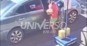 Diario HOY | VIDEO| Joven es descubierta robando cervezas en la vía pública