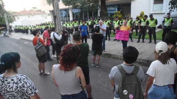 Lo que tenés que saber: Protesta frente a Aneaes, venta de turnos en Clínicas y misterio en San Pedro
