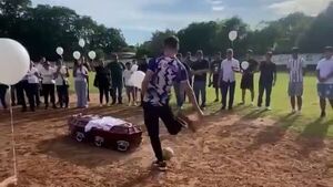 Popular / (VIDEO) ¡Llevaron a un pelotero en su ataúd a la cancha para que haga su último gol!