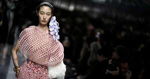 La Nación / Colección de inspiración floral marca debut de diseñador de Dior en París