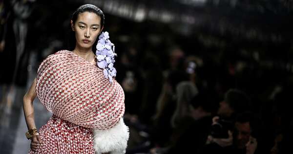 La Nación / Colección de inspiración floral marca debut de diseñador de Dior en París