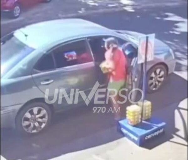 Joven es descubierta robando cervezas en la vía pública