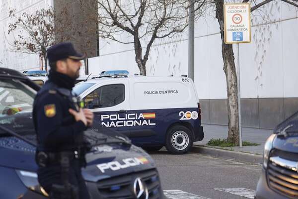 Policías españoles avisan de riesgos por la regularización masiva de inmigrantes - Mundo - ABC Color