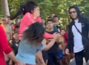 Popular / (Video) Pilló a su amorchi con otra y le garroteó: “Me dejas sola con la criatura y venís acá”, he’i