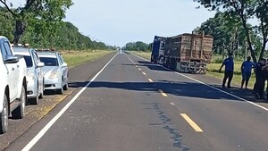 Joven motociclista muere tras choque contra camión en Yby Yaú