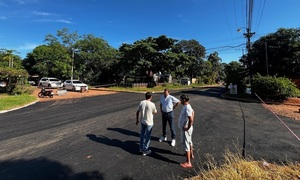La asfaltadora móvil retoma trabajos y ajustan procesos para optimizar resultados en Coronel Oviedo - OviedoPress