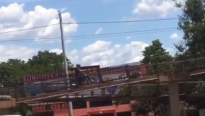 Motociclista invade circulando sobre el viaducto peatonal en el km 9 y genera preocupación por imprudencia vial