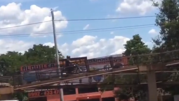 Motociclista invade circulando sobre el viaducto peatonal en el km 9 y genera preocupación por imprudencia vial
