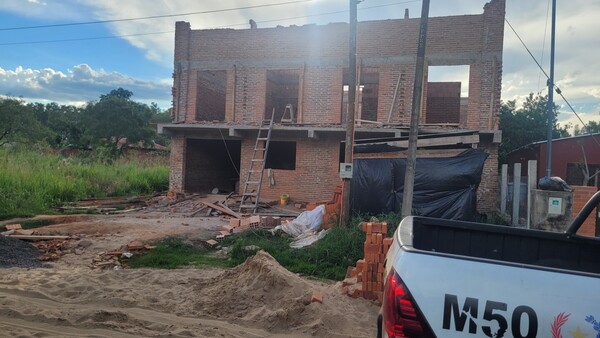 Se vino abajo una pared y tres albañiles quedaron heridos en Villarrica